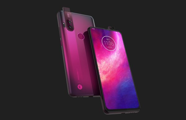 Motorola One Hyper выдвижная камера и 45ваттная зарядка.jpg